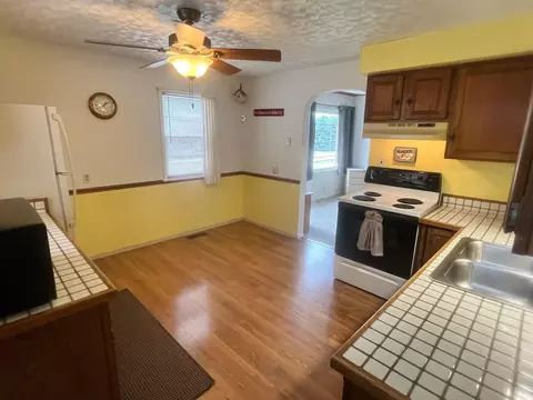 271 Richfield Ave, Springfield, MI 49037 photo 5
