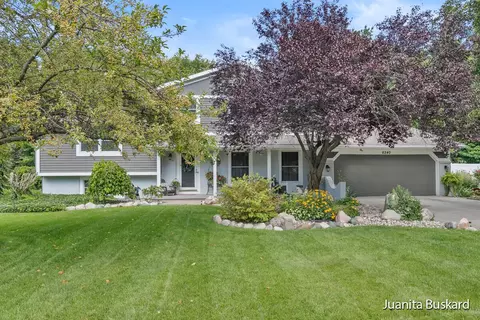 8240 Birchwood Ave, Jenison, MI 49428