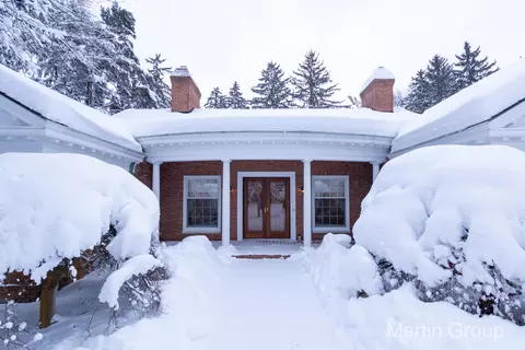 2815 Lake Dr SE, Grand Rapids, MI 49506
