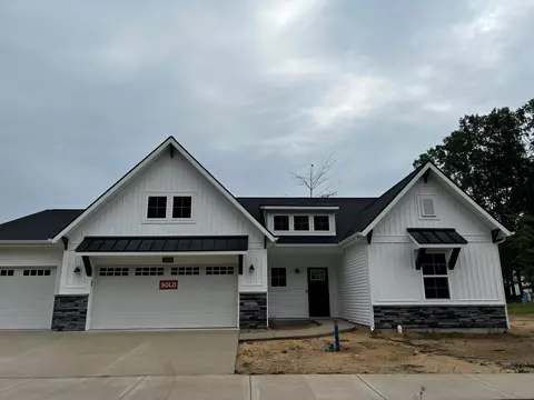 17482 Baltrusol Dr, Spring Lake, MI 49456
