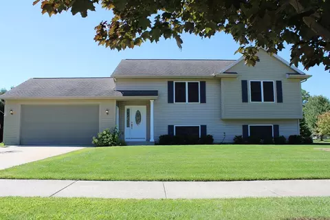 995 Sunset Hills Ct NW, Walker, MI 49534