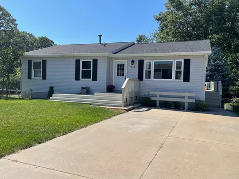 917 N Lavinia St, Ludington, MI 49431