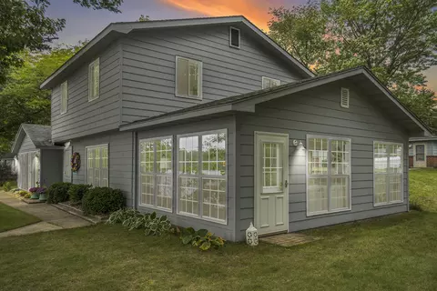 18935 Riverview Dr, Three Rivers, MI 49093