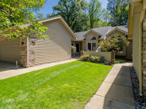 2122 Oakland Ridge Dr, Kalamazoo, MI 49008