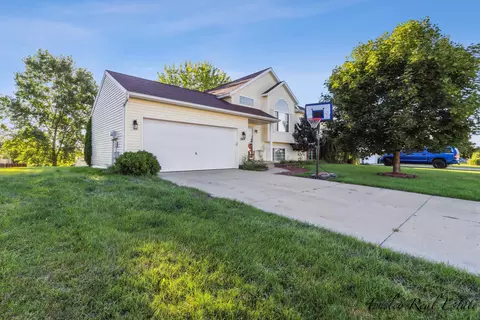 360 Pioneer Trl, Cedar Springs, MI 49319