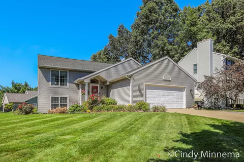 1383 Hollow Ridge Dr NE, Rockford, MI 49341