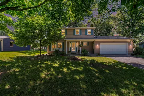 823 Glenview Dr, Plainwell, MI 49080 photo 2
