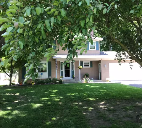 823 Glenview Dr, Plainwell, MI 49080