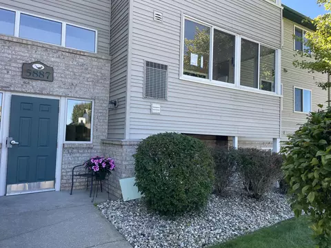 5887 Crosswinds Dr #14, Norton Shores, MI 49444