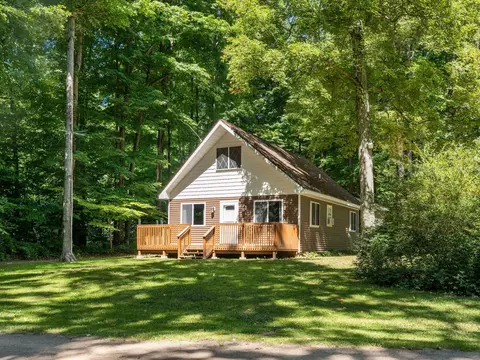 509 Yosemite Rd, Cadillac, MI 49601