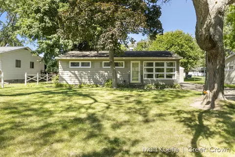 706 E Judd St, Greenville, MI 48838