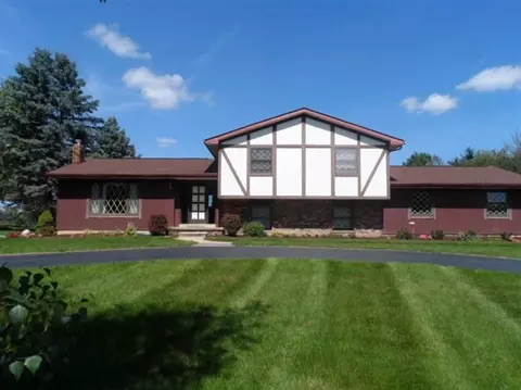 252 Tamarack Dr, Saline, MI 48176 photo 1