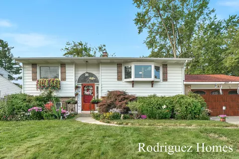 942 Bellewood Dr SE, Kentwood, MI 49508