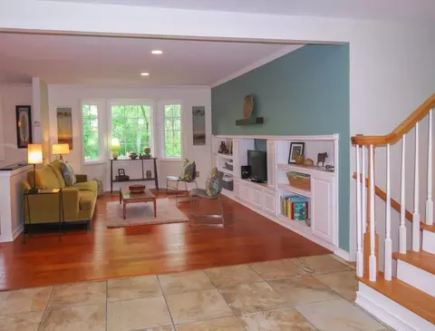 2049 Camelot Rd, Ann Arbor, MI 48104 photo 7