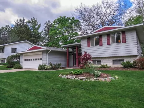2049 Camelot Rd, Ann Arbor, MI 48104 photo 2