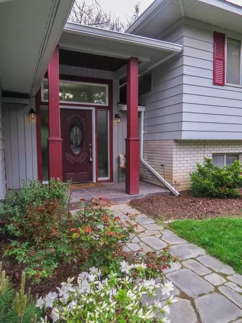 2049 Camelot Rd, Ann Arbor, MI 48104 photo 3