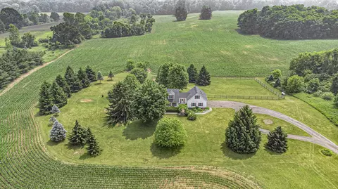 10321 Chase Lake Rd, Fowlerville, MI 48836