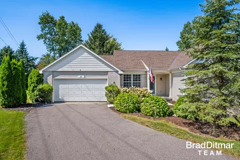 17 Pond Ridge Dr NE, Grand Rapids, MI 49546
