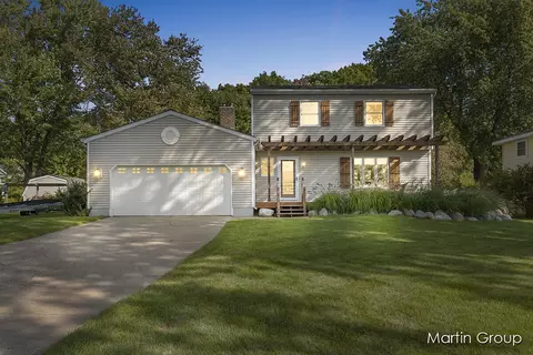 15475 Linn Ct, Spring Lake, MI 49456