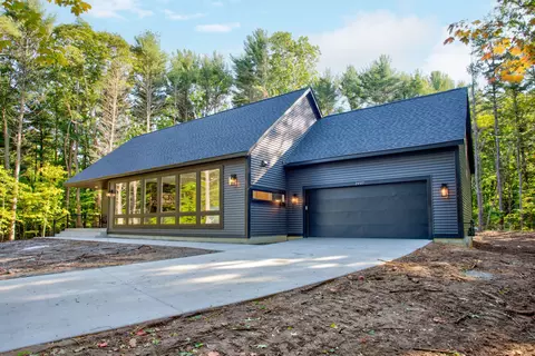 2407 Lakeshore Dr, Fennville, MI 49408