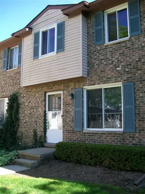 183 Sheffield Dr, Saline, MI 48176 photo 2