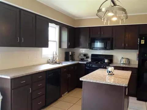 2187 Four Meadows Dr, Temperance, MI 48182 photo 2