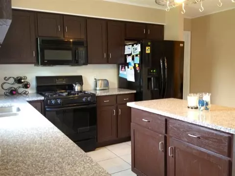 2187 Four Meadows Dr, Temperance, MI 48182 photo 3