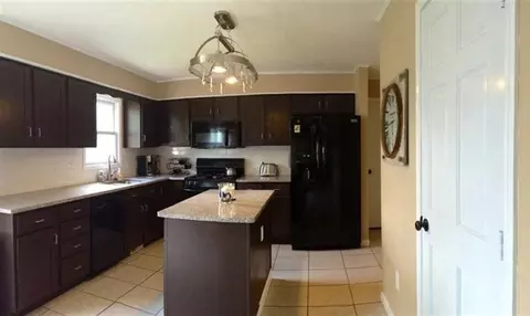 2187 Four Meadows Dr, Temperance, MI 48182 photo 4