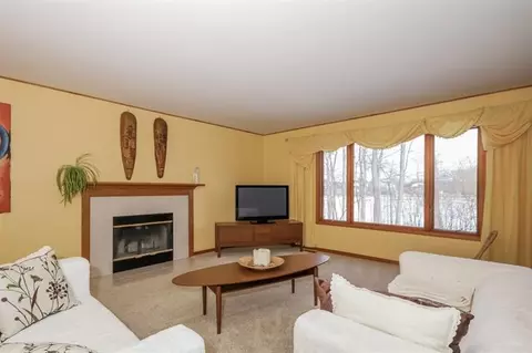 2040 Chestnut Cres, Saline, MI 48176 photo 9