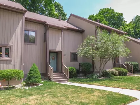 404 Hermitage Dr, Tecumseh, MI 49286 photo 1