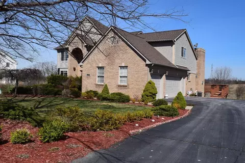 422 Sydney Dr, Saline, MI 48176 photo 2