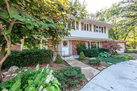 2113 Delaware Dr, Ann Arbor, MI 48103 photo 2