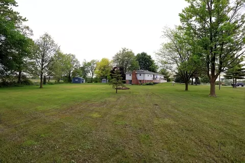 1990 Robbins, Tecumseh, MI 49286 photo 4