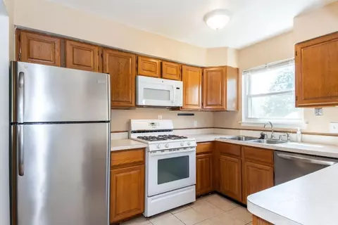 632 Skydale Dr, Ann Arbor, MI 48105 photo 3