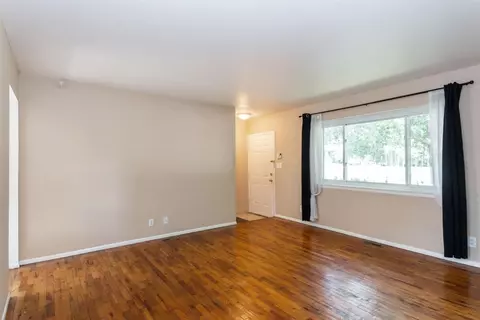 632 Skydale Dr, Ann Arbor, MI 48105 photo 2