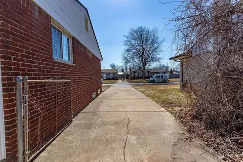 30444 Cherry Ave, Romulus, MI 48174 photo 4