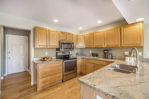 326 E Castlebury Cir, Saline, MI 48176 photo 3