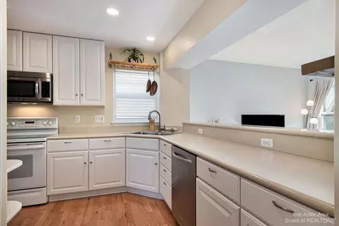 1736 S Maple Rd, Ann Arbor, MI 48103 photo 9