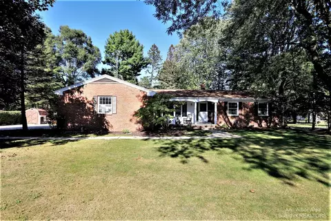 916 Red Mill Dr, Tecumseh, MI 49286 photo 2