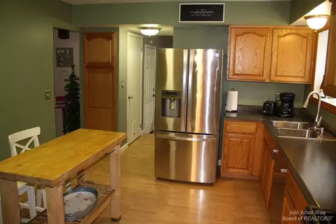 439 Springbrook Cres, Saline, MI 48176 photo 3