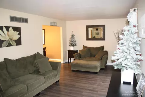 439 Springbrook Cres, Saline, MI 48176 photo 4