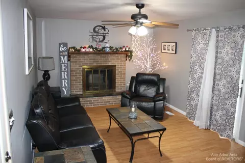 439 Springbrook Cres, Saline, MI 48176 photo 2