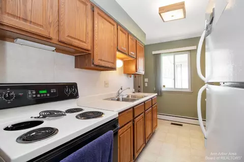 8290 Kempa St, Romulus, MI 48174 photo 5