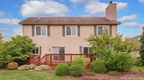 383 E Castlebury Cir, Saline, MI 48176 photo 4