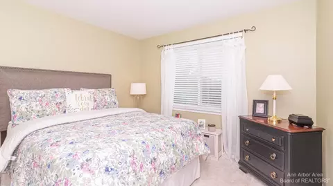 383 E Castlebury Cir, Saline, MI 48176 photo 29