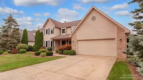 383 E Castlebury Cir, Saline, MI 48176 photo 3