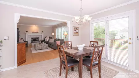 383 E Castlebury Cir, Saline, MI 48176 photo 9