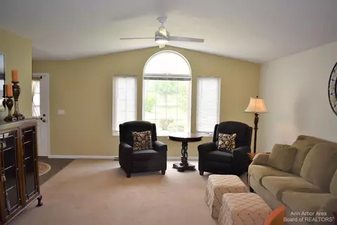 601 Carriage Dr, Tecumseh, MI 49286 photo 4