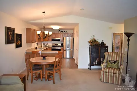 601 Carriage Dr, Tecumseh, MI 49286 photo 5