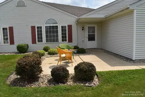 601 Carriage Dr, Tecumseh, MI 49286 photo 2